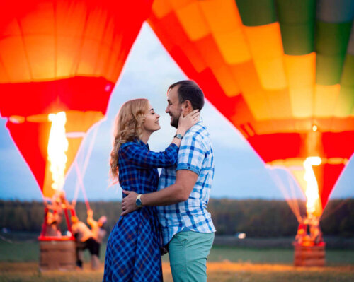 A hot air balloon ride in Teotihuacan is a romantic plan